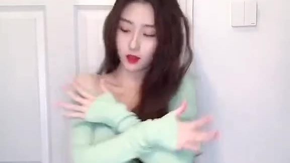 好看的女人随便扭一下都感觉美极了